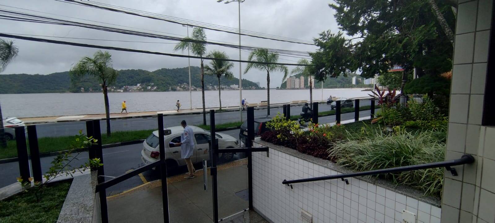 LOCAÇÃO EM SÃO VICENTE APARTAMENTO 3 DORMITÓRIOS 2 BANHEIROS PÉ NA AREIA